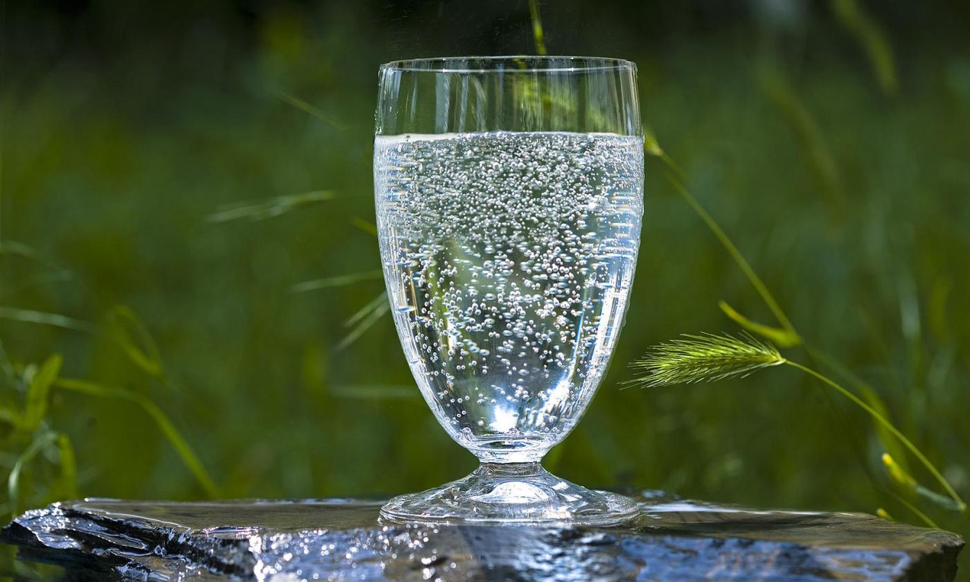 矿泉水在石水杯.