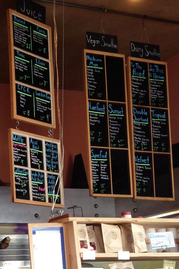 Сыроедческий ресторан, вероятно, в Калифорнии, весна 2013г., меню и столы с правой стороны.