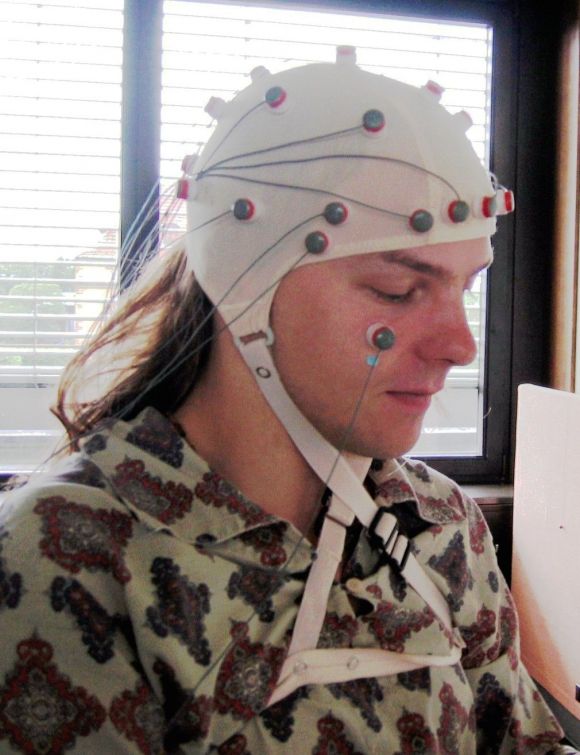EEG con 32 electrodos, electroencefalografía temprana. EEG con 32 electrodos, electroencefalografía temprana.