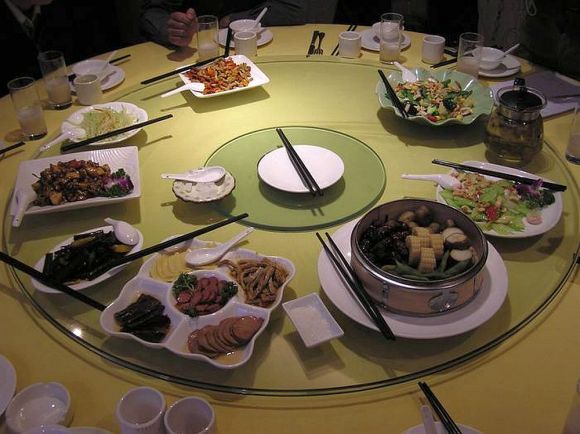 Invitación de amigos coleccionistas en Shanghai, China, 2010:  las tablas tambien con comida cruda.