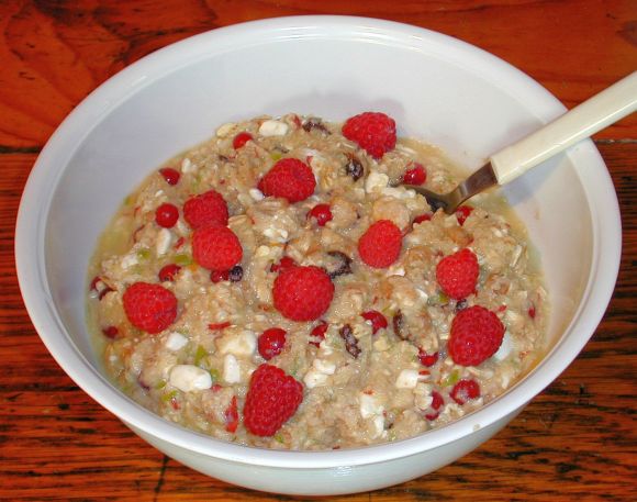 Muesli convenzionale e non così sano con ricotta - in una ciotola su un tavolo di legno.