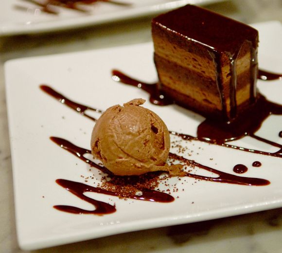 Postre de alimentos crudos de la clase de mayor disfrute en un plato blanco (AYA OTO PIXIES).