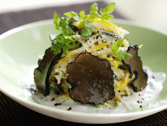 Una tipica creazione vegana al ristorante vegano di cibi crudi "Pure food and wine", New York City.