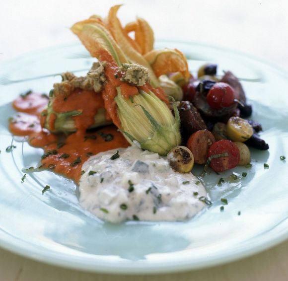 Plato crudivegano "Flores de calabaza" del restaurante "Pure food and wine", Nueva York.