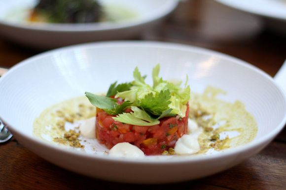 Ristorante vegano di cibi crudi a New York City: Tartaro - con pomodori al posto della carne.