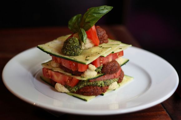 Веганосыроедческий ресторан "Pure food and wine" в Нью-Йорке: веганская сырая "лазанья".