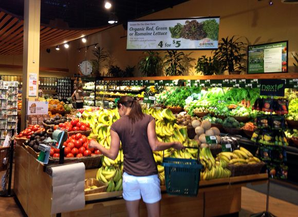 Сырые натуральные продукты в "Whole Food Markets", США, весна 2013г.