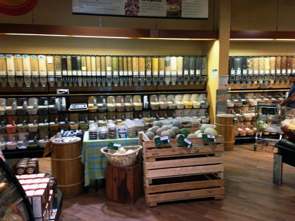 Сырые натуральные продукты в "Whole Food Markets", США, весна 2013 г.