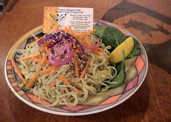 Comida crudivegana en un restaurante de Seattle: espaguetis de algas laminariales.