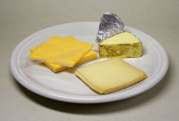 Tres tipos diferentes de queso procesado en el plato blanco. Tres tipos diferentes de queso procesado en el plato blanco.