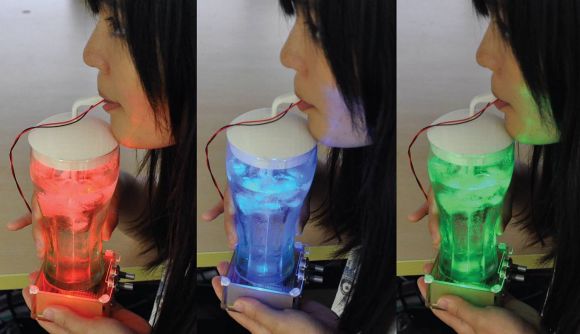 Geschmackvolles Wasser aus Glas mit Trinkhalm vorgegaukelt - eine kühne Erfindung. (2014)