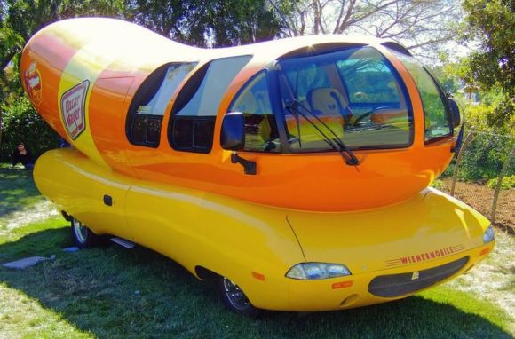 "Wienermobile" en la Feria del Condado de Marin el 4 de julio de 2006. "Wienermobile" en la Feria del Condado de Marin el 4 de julio de 2006.