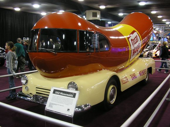 "Wienermobile" de Oscar Mayer desde 1952, exposición NAIAS, Estados Unidos. "Wienermobile" de Oscar Mayer desde 1952, exposición NAIAS, Estados Unidos.