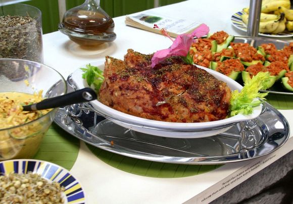 Rohkost vegan (ohne Fleisch) als Thanks-Giving-"Turkey", USA sowie vegane Beilagen. Rohkost vegan (ohne Fleisch) als Thanks-Giving-"Turkey", USA sowie vegane Beilagen.