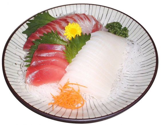 Piatto di sashimi: pesce crudo e verdure crude. Tonno, Seppie e Orata. Piatto di sashimi: pesce crudo e verdure crude. Tonno, Seppie e Orata.