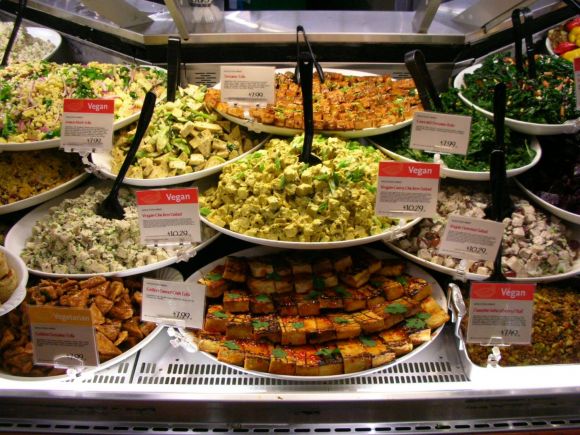 Vegane und vegetarische Gerichte in Vitrine, Wikipedia Vegetarism,