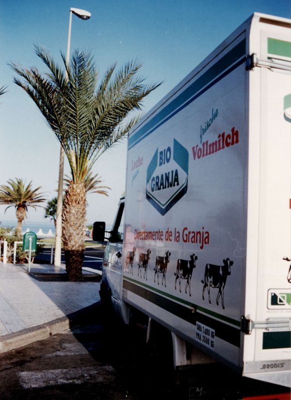 Einer unserer Kühlwagen für Milchprodukte kurz vor Abfahrt. Bunt bemalte Seite. Einer unserer Kühlwagen für Milchprodukte kurz vor Abfahrt. Bunt bemalte Seite.