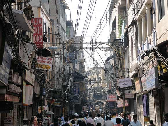 Delhi, India - una calle lateral en 2010. Dispara como instantánea.