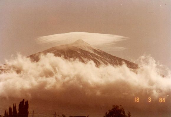 Die Aussicht vom Wohnhaus Bio Finca Rosario aus auf den Berg Teide mit 3717 m Höhe. Die Aussicht vom Wohnhaus Bio Finca Rosario aus auf den Berg Teide mit 3717 m Höhe.