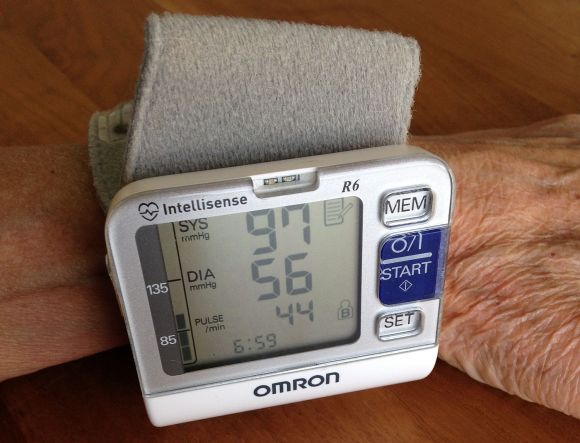 Тонометр и монитор сердечного ритма Omron R6 intellisense на кисти. Память на два пользователя. Тонометр и монитор сердечного ритма Omron R6 intellisense на кисти. Память на два пользователя.