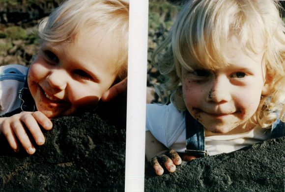 "Naturkinder" die noch mit der Erde spielen (dürfen). Links Noemi Maite, rechts Frank Ramón.