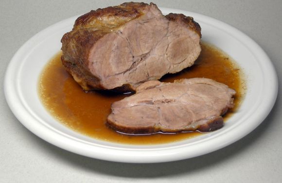 Свиное жаркое по-мюнхенски: коричневого цвета из-за реакции Майяра.