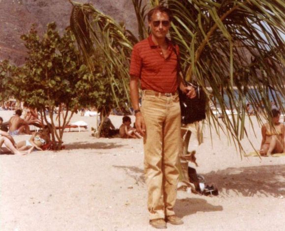 La foto muestra a Ernst Erb en la playa de Las Teresitas cerca de Santa Cruz, Tenerife 1985.