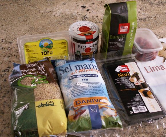 Семь различных макробиотических продуктов в упаковке. Семь различных макробиотических продуктов в упаковке.