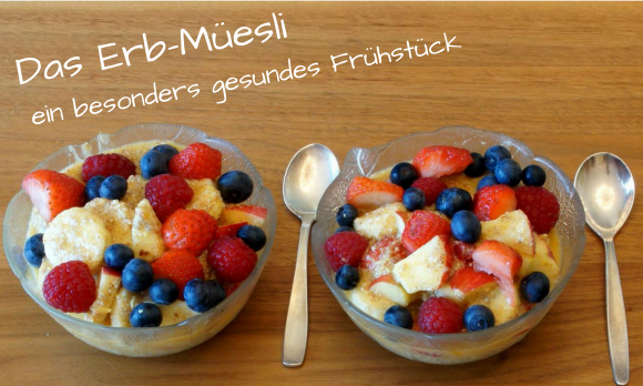 Zwei Schalen fertiges "Erb-Müesli" auf Holztisch - Schriftzug "ein besonders gesundes Frühstück".