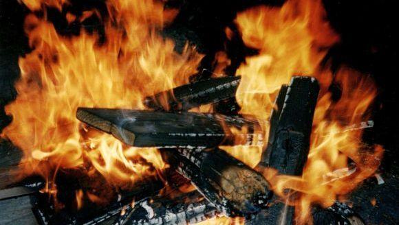 Feuer und Flammen als Sinnbild für seelischen Stress. Destruktion: Es fällt alles zusammen. Feuer und Flammen als Sinnbild für seelischen Stress. Destruktion: Es fällt alles zusammen.