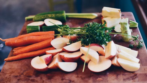 Alimentos crudos: Zanahorias Manzanas Perejil Pepino Brócoli en preparación para una comida.