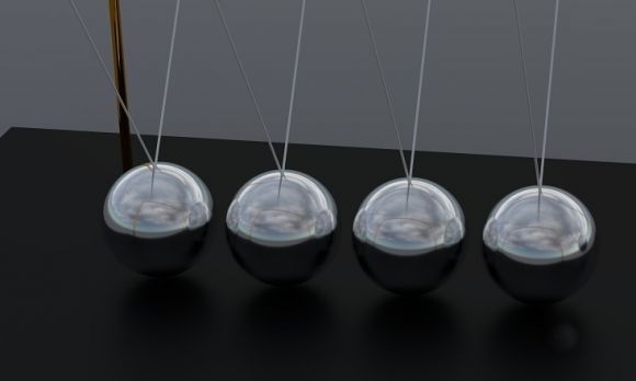 Newton's Pendulum mit Metallkugeln an Fäden oder Seilen. Kugelgelenk Pendel, Kugelstosspendel.