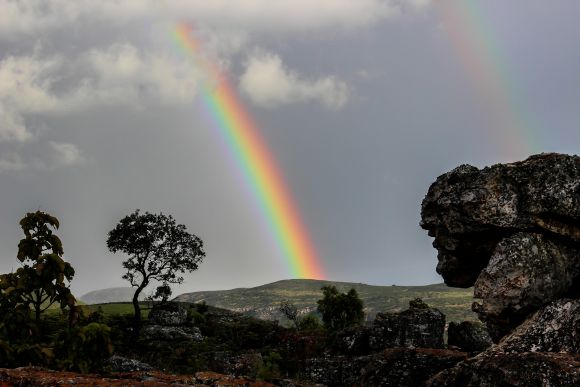 Arco iris doble sobre la naturaleza ecológica en África - como la vida natural intacta.