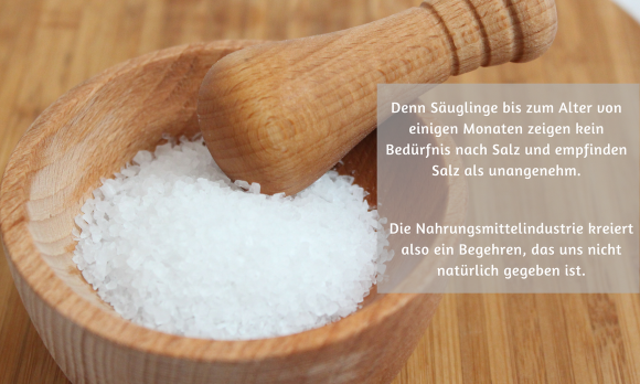 Salz im hölzernen Mörser mit seiner hölzernen Stampfe über dem Salz. Collage mit Text. Salz im hölzernen Mörser mit seiner hölzernen Stampfe über dem Salz. Collage mit Text.