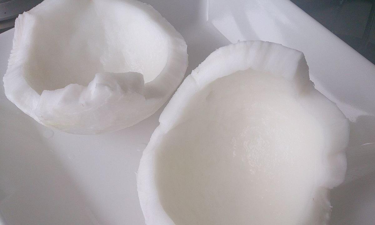 Kokosfleisch, roh - Cocos nucifera: Aus der Nuss entfernt zur Herstellung von Kokosnussmilch. Kokosfleisch, roh - Cocos nucifera: Aus der Nuss entfernt zur Herstellung von Kokosnussmilch.
