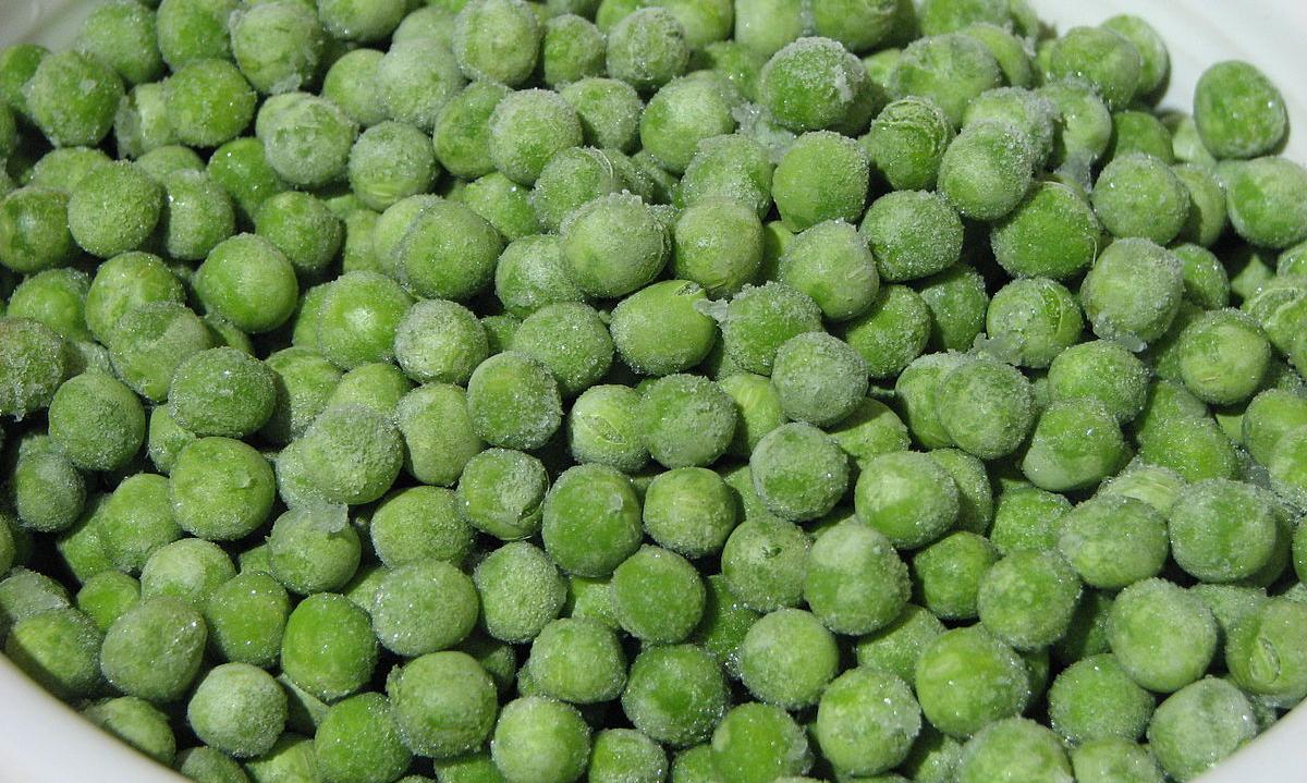 Gefrorene Grüne Erbsen (Pisum sativum) in einem Teller. Gefrorene Grüne Erbsen (Pisum sativum) in einem Teller.