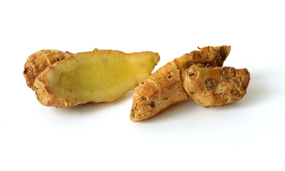 Jengibre, crudo. Zingiber officinale: el rizoma se añade por su característico sabor, bien triturado o rallado.