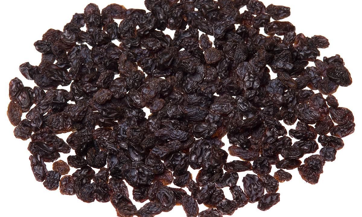 Ein Haufen kernlose Rosinen - Vitis vinifera (fotografisch frei gestellt) Ein Haufen kernlose Rosinen - Vitis vinifera (fotografisch frei gestellt)
