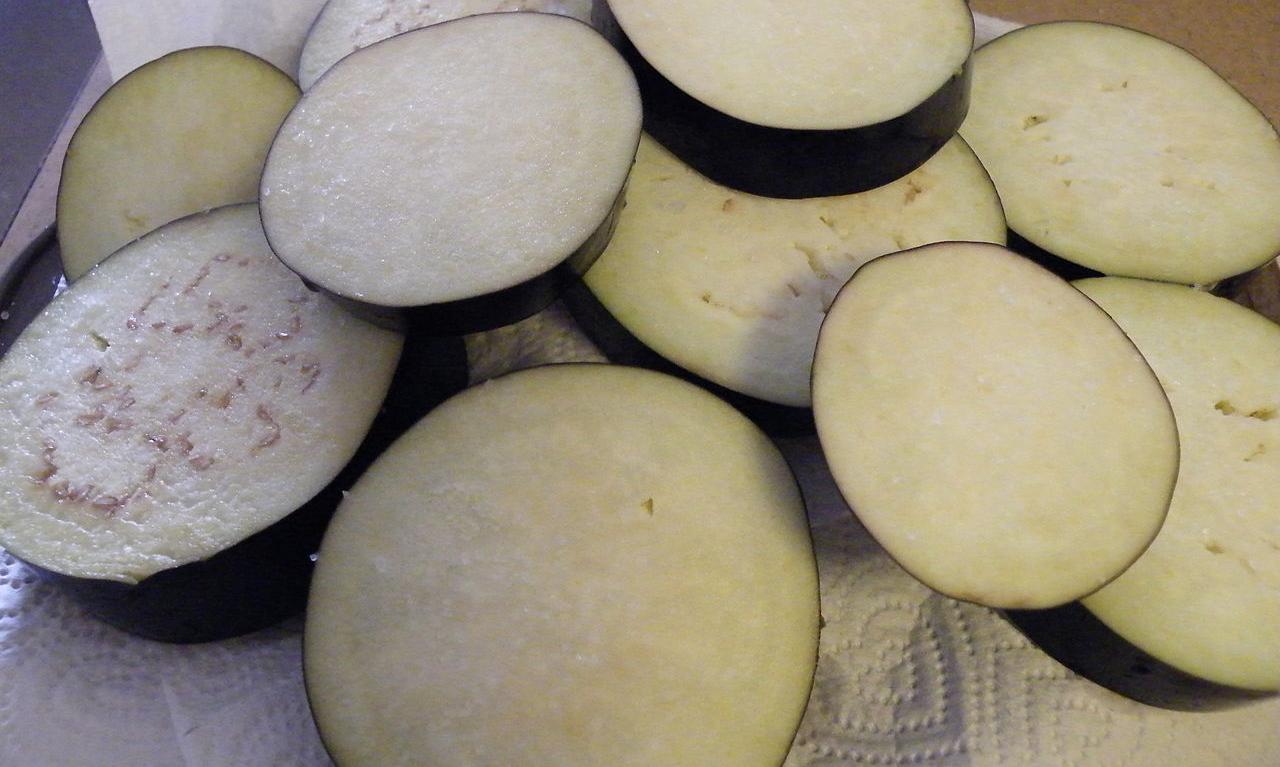 Berenjena en rodajas, cruda. Si le pones un poco de sal, elimina sustancias amargas. Berenjena en rodajas, cruda. Si le pones un poco de sal, elimina sustancias amargas.