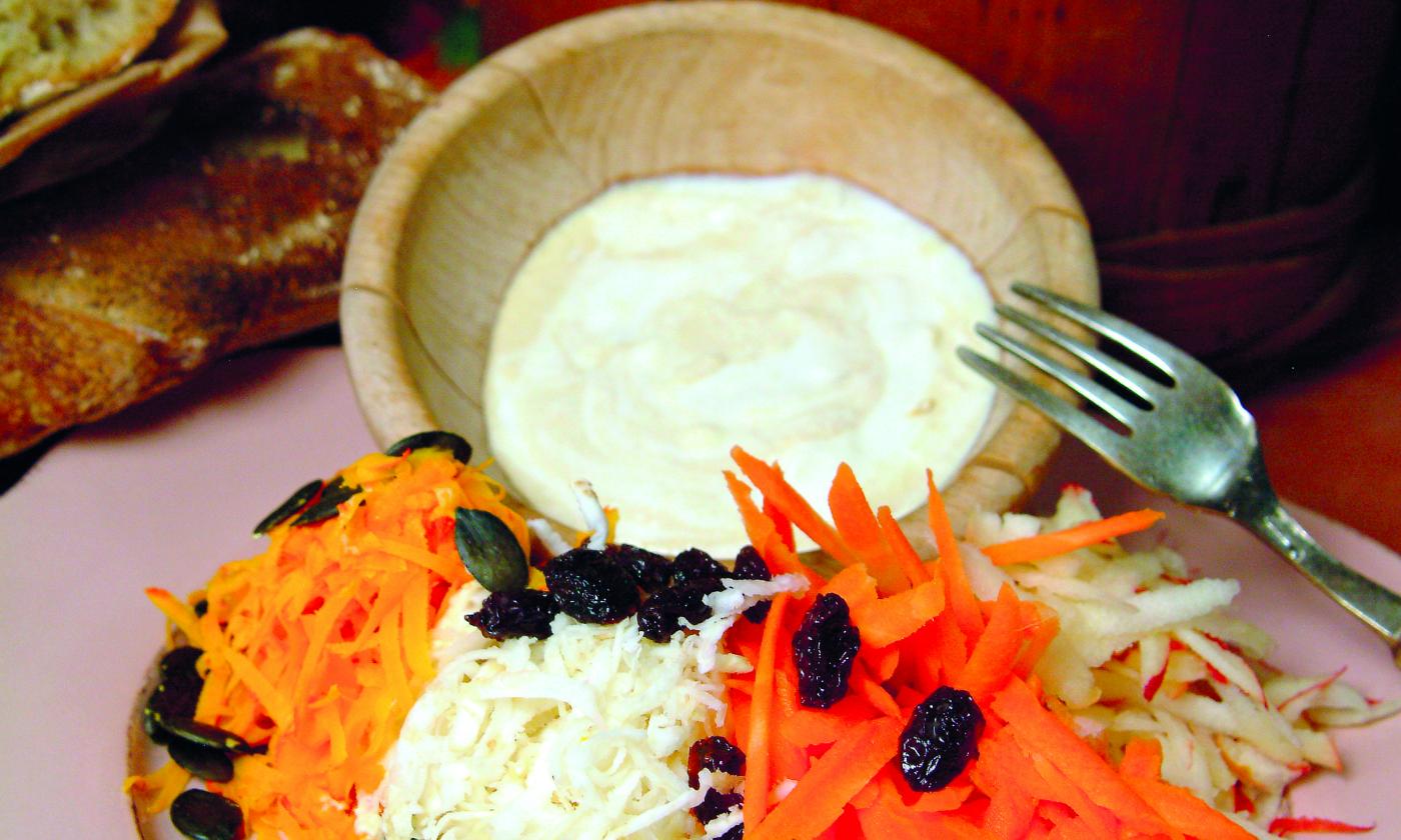 Фото к рецепту "Яркий осенний салат с наструцией" из книги "Vegan & Vollwertig", B. Rütting, стр. 97