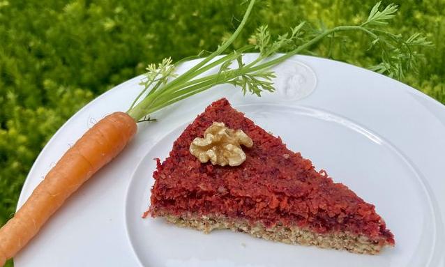 Rezeptbild vom angerichteten "Roh-veganen, ölfreien Karottenkuchen mit roter Bete".