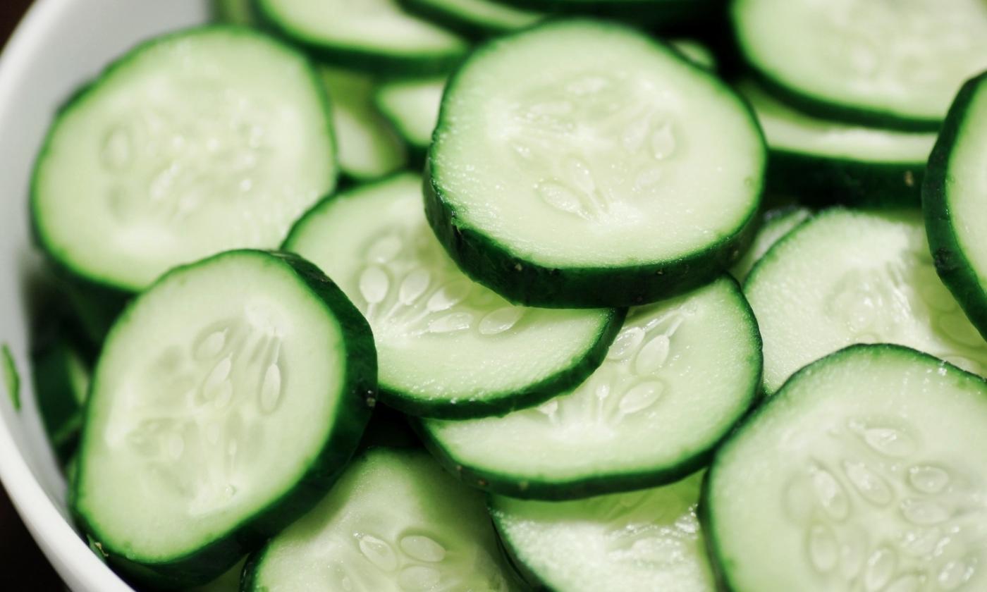 Cetriolo con buccia, crudo. Cucumis sativus: cetriolo tagliato a fette e pronto da servire. Cetriolo con buccia, crudo. Cucumis sativus: cetriolo tagliato a fette e pronto da servire.