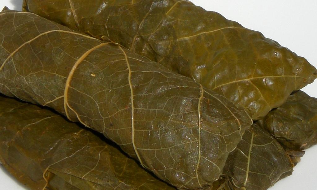 Hojas de parra enrolladas (rellenas), cocidas. Se puede ver claramente el cambio de color.