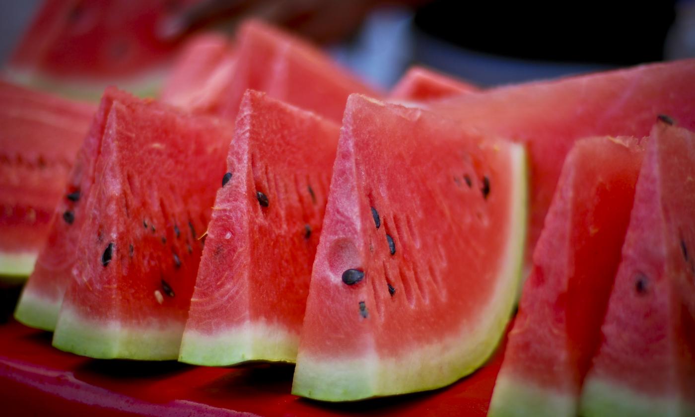 Rodajas de sandía crudas listas para comer. Citrullus lanatus.