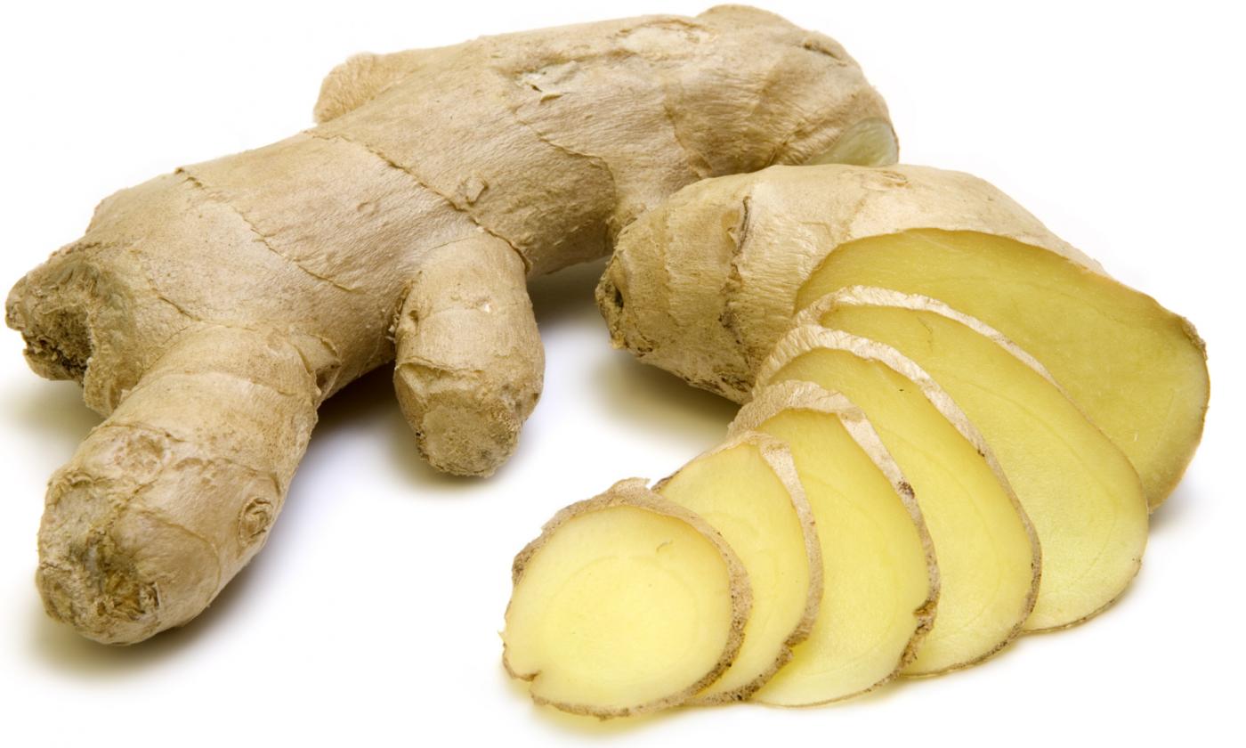 Jengibre, crudo. Zingiber officinale cortada en rodajas. El jengibre rallado es una especia interesante que se puede añadir a numerosos platos.