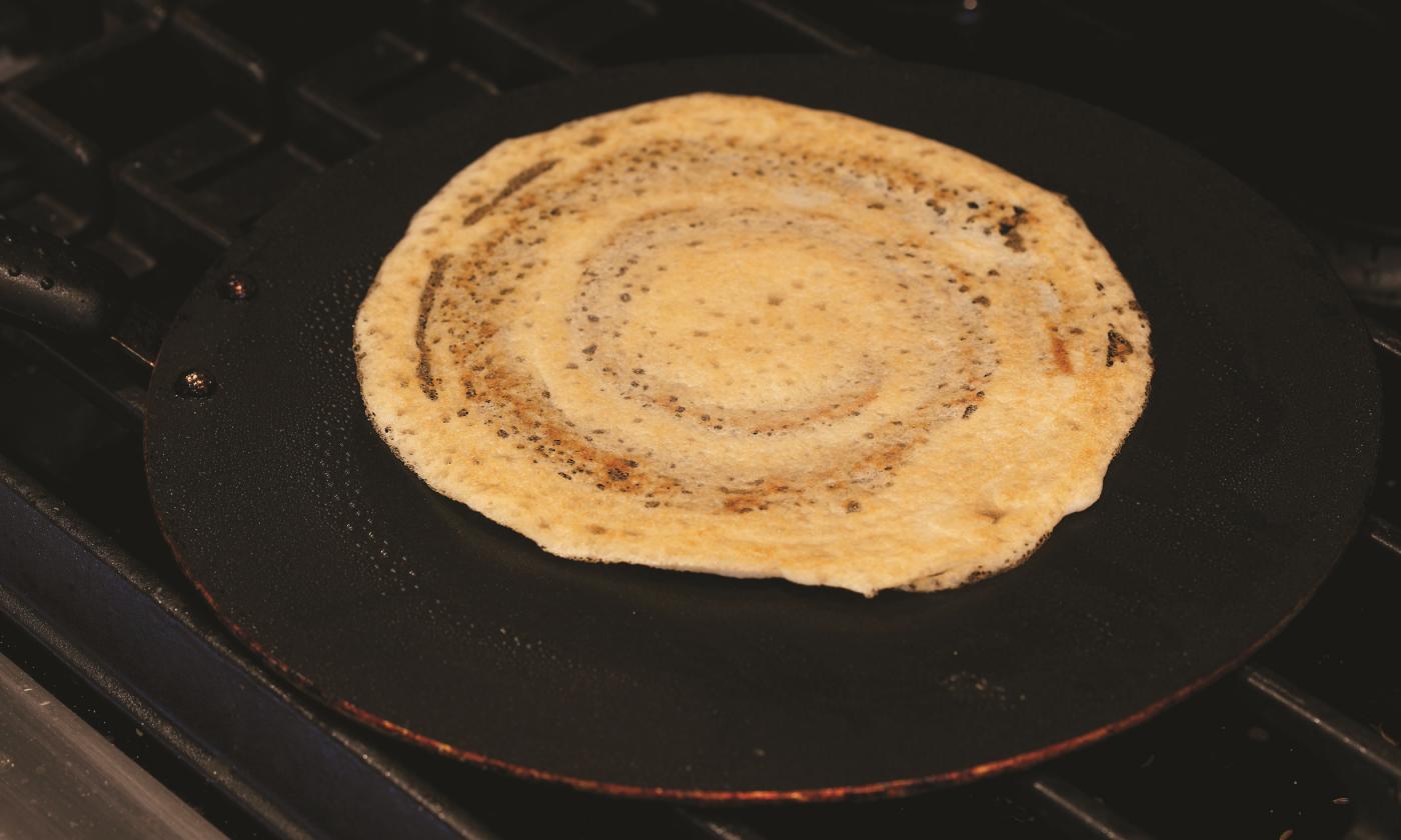 Zubereitung (3/4) von "30-Minuten-Reis-Dosas" aus "Vegane Indische Küche" von Richa Hingle, Seite 247