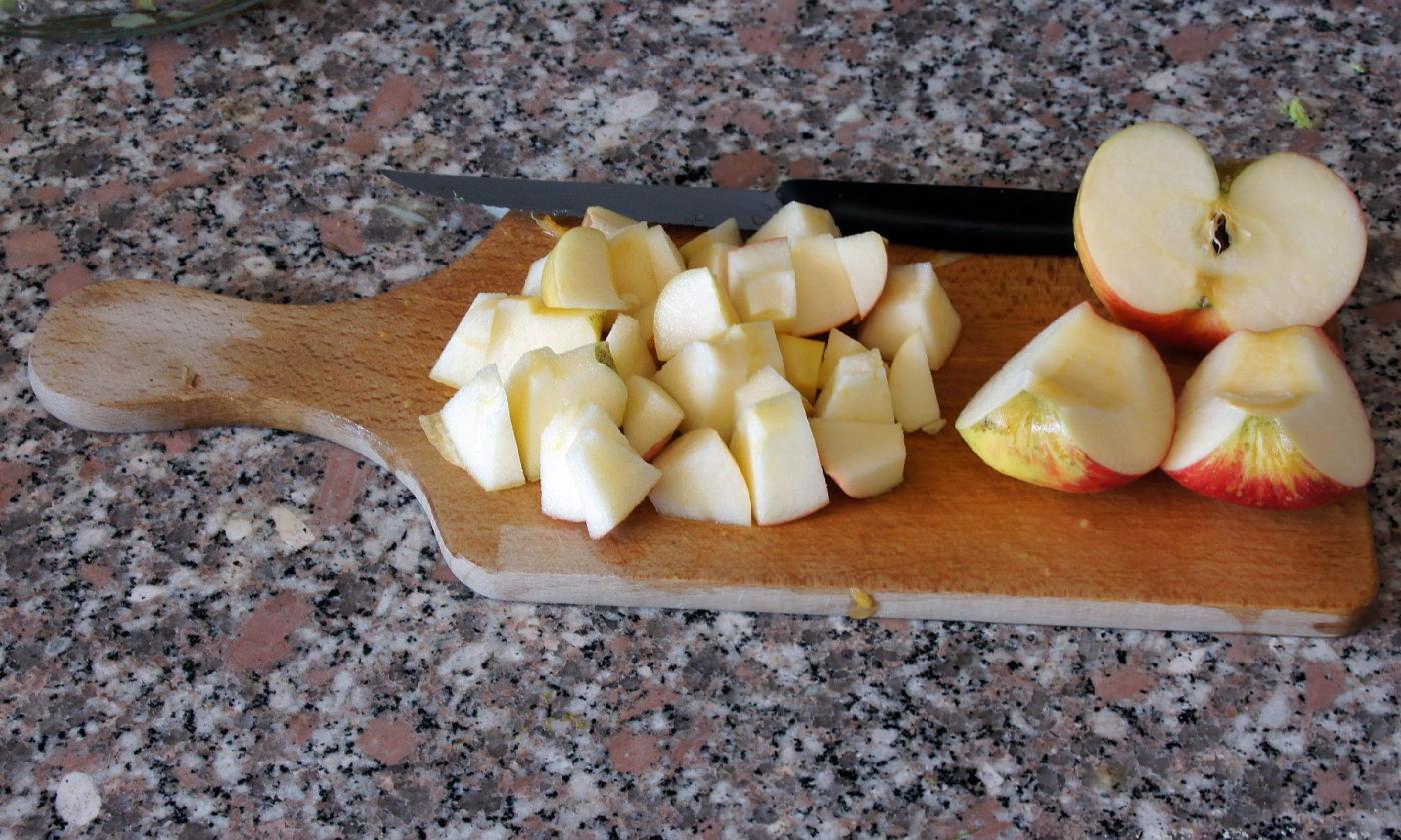 Сначала разрезать яблоко на 4 части и удалить семена, после этого порезать их на небольшие кусочки.
