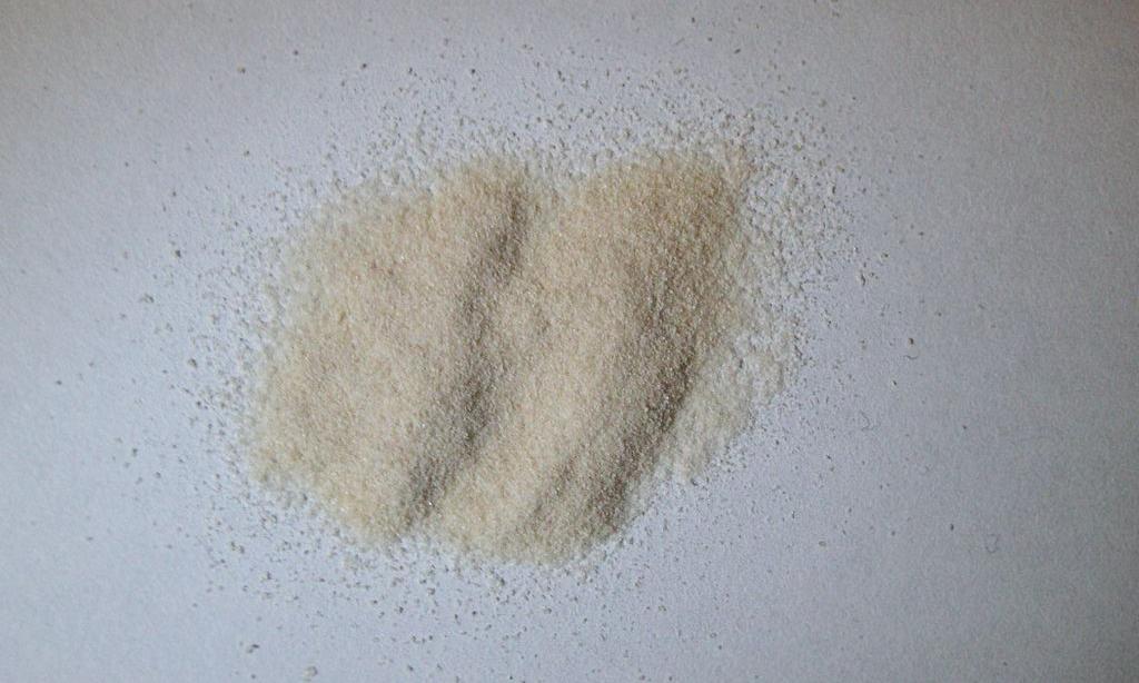 Порошок агар-агара сложен на светлом фоне.