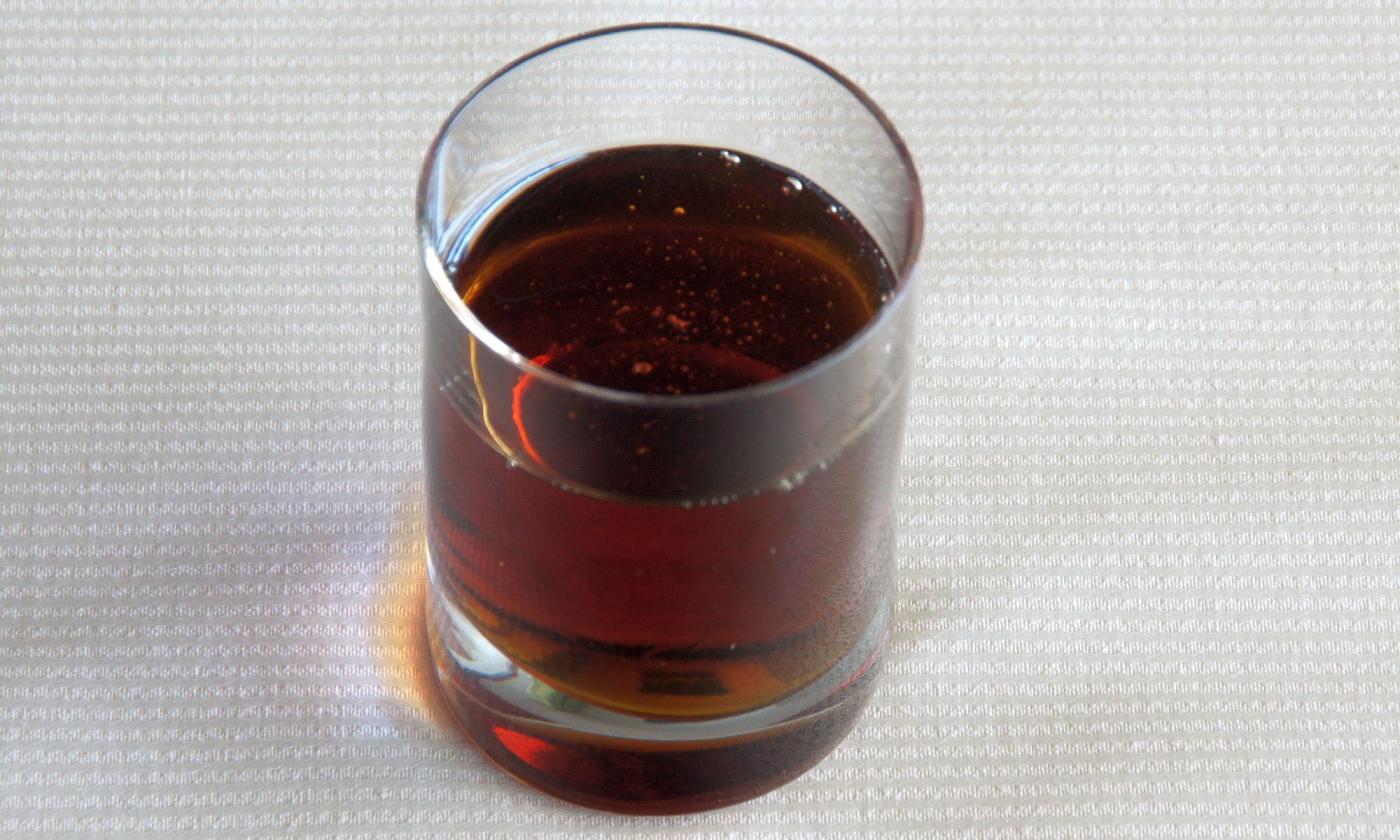 Ahornsirup in einem Glas: Das ist eingekochter Ahornsaft, meist vom Baum Acer saccharum. Ahornsirup in einem Glas: Das ist eingekochter Ahornsaft, meist vom Baum Acer saccharum.