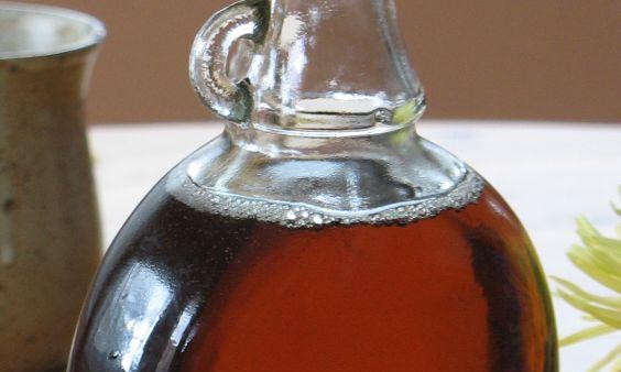 Ahornsirup in Carafe. Hauptsächlich Saccharose und Fructose ist der Wirkstoff. Ahornsirup in Carafe. Hauptsächlich Saccharose und Fructose ist der Wirkstoff.